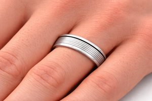 Groove Spinner Ring in 925 sterling silver – angle view