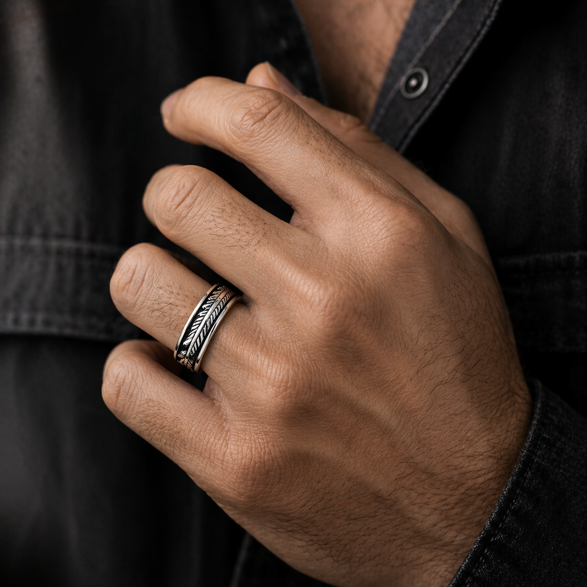 Feather Engraved Ring in 925 sterling silver – angle view
