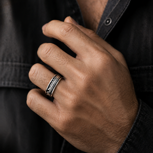 Feather Engraved Ring in 925 sterling silver – angle view