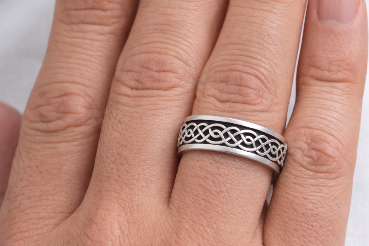 Celtic Knot Spinner Ring in 925 sterling silver – angle view